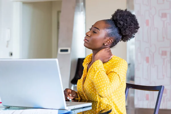 Zakenvrouw Gevoel Pijn Nek Zitten Aan Tafel Met Laptop Moe — Stockfoto