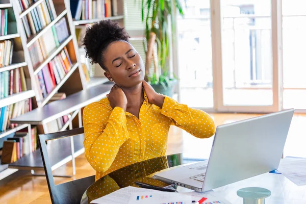 Zakenvrouw Gevoel Pijn Nek Zitten Aan Tafel Met Laptop Moe — Stockfoto