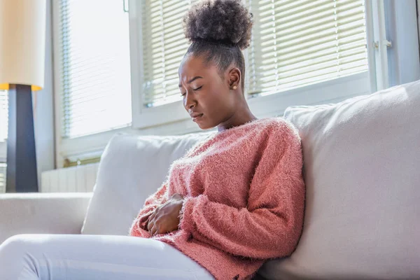 Mulher Expressão Dolorosa Segurando Mãos Contra Barriga Sofrendo Dor Menstrual — Fotografia de Stock