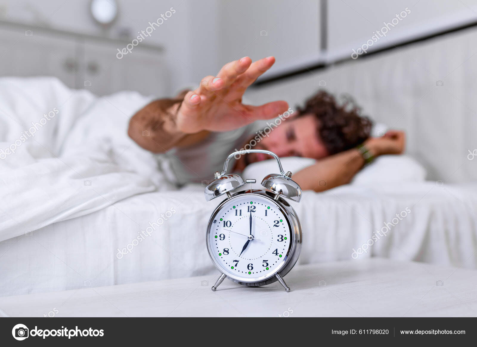 Hombre Acostado Cama Apagando Despertador Las Ma ana Mano Apaga