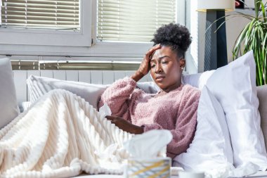 Soğuk ve soğuk algınlığı. Soğuk kapılan, hasta hisseden ve kağıt mendile hapşıran Afrika kökenli Amerikalı kadın portresi. Battaniye Burunlu Güzel Sağlıksız Kız 'a yakın çekim. Sağlık Hizmetleri Konsepti.