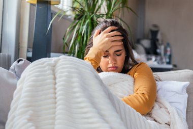 Hasta, çaresiz kadın grip olmuş. Rhinitis, soğuk, hastalık, alerji konsepti. Güzel hasta bir kadının burnu akıyor, burnu mendille sürtüyor. Hapşıran kadın. Esmer mendilin içinde hapşırıyor.