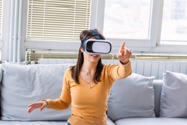 Genç kadın Vr gözlük, Immersive sanal gerçeklik teknolojisi yaşandığı ürünler alışveriş yaparken, seçtiğiniz 360 derece kulaklık kullanıcı arabirimiyle etkileşim içeriği 3d oyun menüde seçer.
