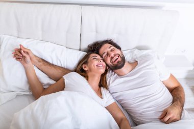 Yatakta sevgili bir çift var. Genç çift yatakta uzanıp birbirlerini gıdıklarken gülüyorlar. Mutlu, şehvetli genç çift sabahları yatakta birlikte yatıyor.