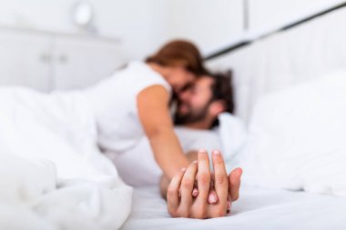 Romantik Çift yatakta şehvetli ön sevişme zevk. Eller erkek ve kadın üzerinde odaklanmak.