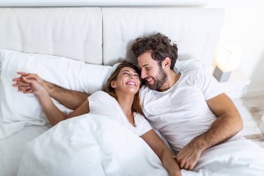 Yatakta sevgili bir çift var. Genç çift yatakta uzanıp birbirlerini gıdıklarken gülüyorlar. Mutlu, şehvetli genç çift sabahları yatakta birlikte yatıyor.