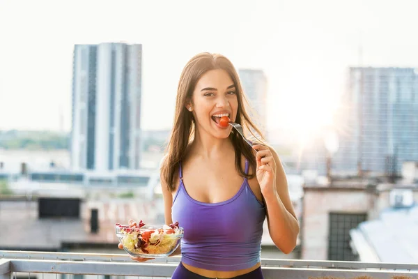 Giovane Donna Caucasica Che Mangia Insalata All Aperto Tramonto Dieta — Foto Stock