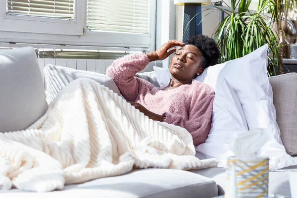 Soğuk Soğuk Algınlığı Hasta Başı Ağrıyan Afrika Kökenli Amerikalı Bir — Stok fotoğraf