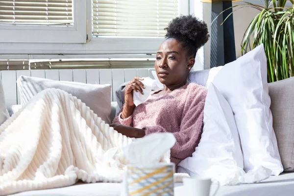 Battaniyenin Altında Oturan Hasta Afrikalı Amerikalı Kadın Yatağında Battaniyeyle Yatan — Stok fotoğraf