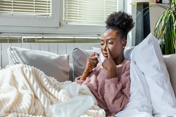 Kadın Grip Olmuş Kendine Yardım Etmek Için Burun Spreyi Kullanıyor — Stok fotoğraf