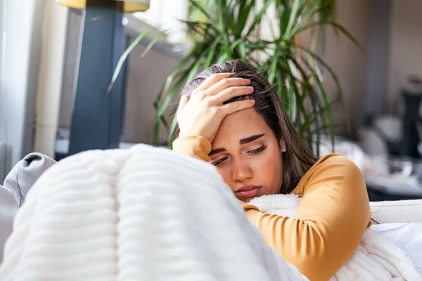 毛布の下に座って頭痛の種の女性 季節の感染症を持つ病気の女性 インフルエンザ アレルギーはベッドに横たわっています 病気の女性は毛布で覆われて高い熱とインフルエンザでベッドに横たわっ — ストック写真