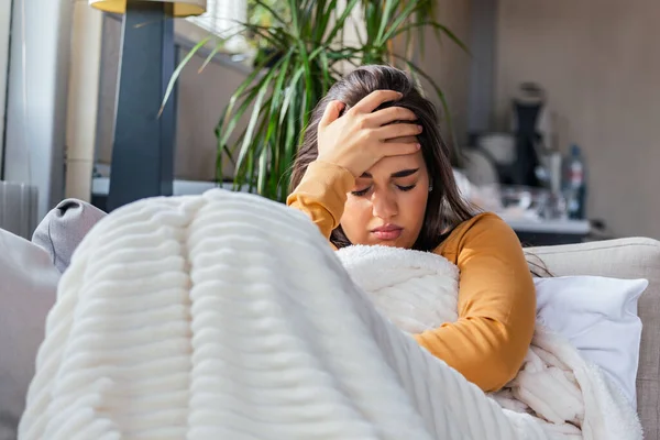 Une Femme Malade Désespérée Grippe Rhinite Rhume Maladie Allergie Concept — Photo