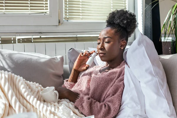 Kadın Grip Olmuş Kendine Yardım Etmek Için Burun Spreyi Kullanıyor — Stok fotoğraf