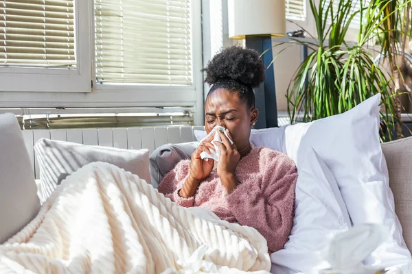Hasta Kadın Flu Kadın Üşüttü Dokuların Içine Hapşırmak Baş Ağrısı — Stok fotoğraf