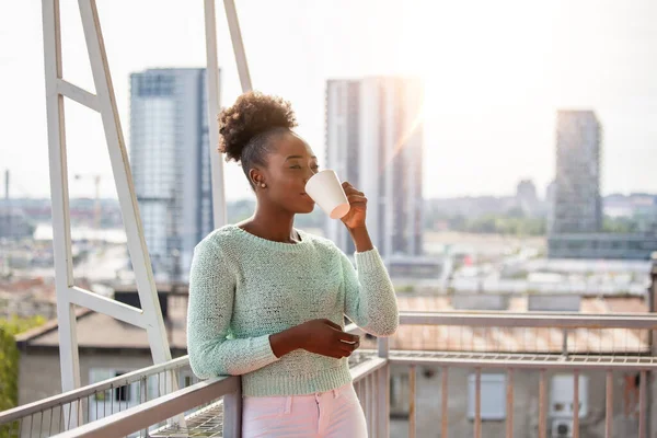 Genç Siyah Bir Kadın Balkonda Kahve Içiyor Afro Amerikalı Kadın — Stok fotoğraf