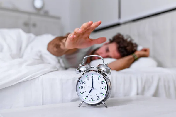 Mannen Som Ligger Sängen Stänger Väckarklocka Klockan Sju Morgonen Handen — Stockfoto