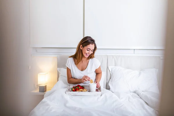 Atrakcyjna Kobieta Piżamie Budzi Się Rano Zapachem Kawy Świeżym Śniadaniem — Zdjęcie stockowe