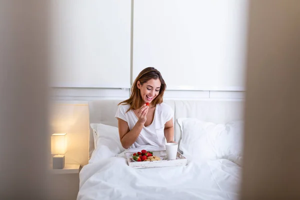 Mulher Atraente Feliz Acordou Manhã Cama Mulher Tomando Café Manhã — Fotografia de Stock