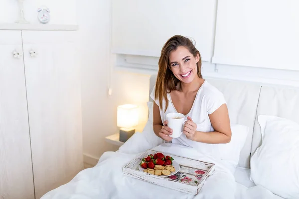 Otel Odasında Kahvaltı Yapan Bir Kadın Güzel Bir Kız Için — Stok fotoğraf