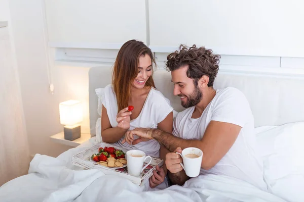 Giovane Bell Uomo Che Nutre Attraente Giovane Donna Letto Mattino — Foto Stock