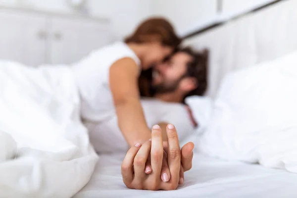 Ρομαντικό Ζευγάρι Στο Κρεβάτι Που Απολαμβάνει Αισθησιακά Ερωτικά Παιχνίδια Συγκεντρώσου — Φωτογραφία Αρχείου