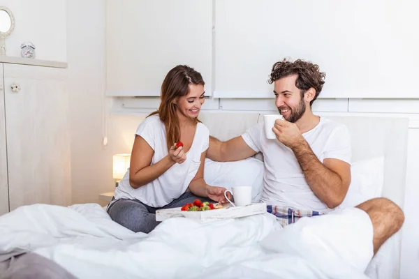 Colazione Romantica Letto Uomo Preparare Sua Donna Lei Era Molto — Foto Stock