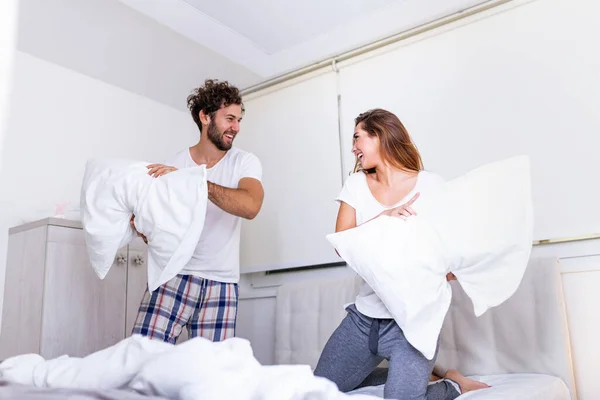 Felice Giovane Coppia Sta Divertendo Letto Goderci Compagnia Uno Dell — Foto Stock