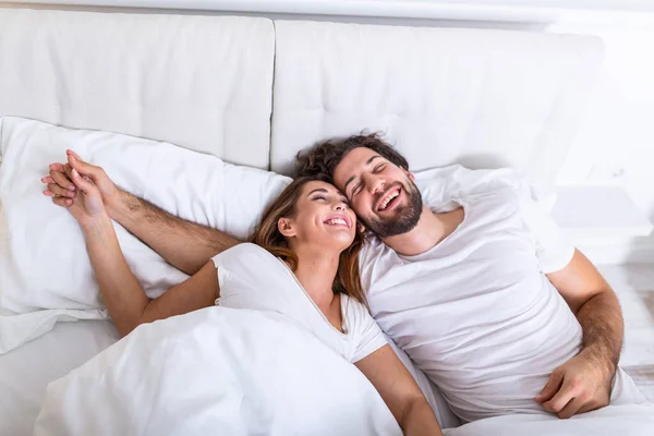 Jong Liefdevol Stel Bed Jong Stel Liggend Bed Lachend Elkaar — Stockfoto