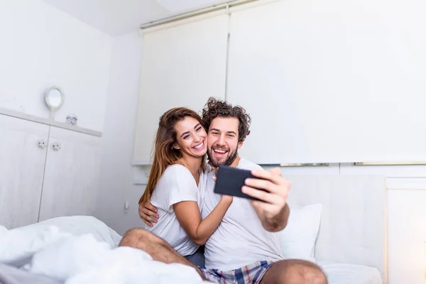 Morgonselfie Unga Glada Vackra Par Sängen Gör Själv Porträtt Med — Stockfoto