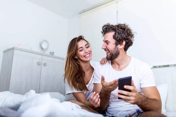 Glimlachend Aantrekkelijke Duizendjarige Paar Smartphone Liggend Bed Samen Gelukkig Vriendje — Stockfoto