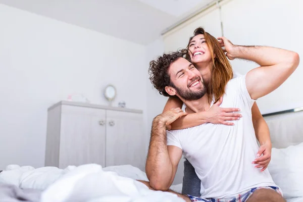 Mooi Jong Stel Thuis Knuffelen Kussen Genieten Van Samen Tijd — Stockfoto