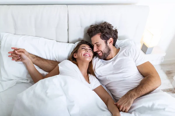 Jong Liefdevol Stel Bed Jong Stel Liggend Bed Lachend Elkaar — Stockfoto