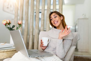 Mutlu gülümseyen kadın kanepede oturan, kanepe ve oturma, dizüstü kullanarak evde, komik video, öğrenme dil, arama, çevrimiçi çalışıyorsanız anne video izlerken Oda