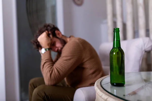 Depresso Triste Giovane Dipendente Uomo Sentirsi Male Bere Birra Solo — Foto Stock