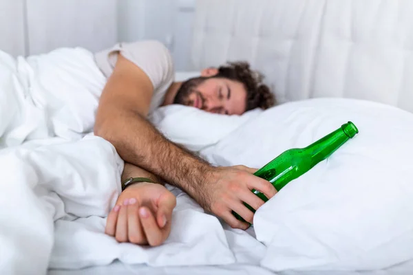 Uomo Ubriaco Nel Letto Triste Una Bottiglia Alcol Mano Giovane — Foto Stock