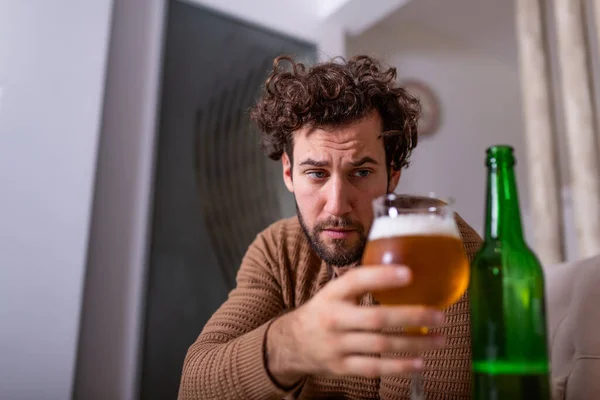 Après Travail Type Déprimé Assis Sur Canapé Buvant Une Bière — Photo