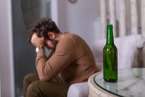 Déprimé Jeune Homme Accro Triste Sentant Mal Boire Bière Seul — Photo