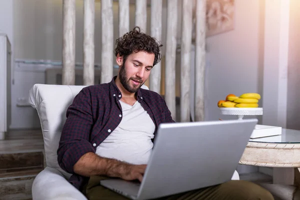 Lachende Knappe Man Praten Smartphone Het Gebruik Van Laptop Computer — Stockfoto