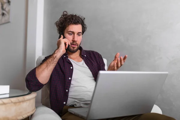 Een Man Die Thuis Met Gsm Laptop Praat Bezorgd Financiën — Stockfoto