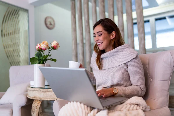 Positive Young Woman Freelancer Watching Video Blog Netbook Having Coffee — Stok fotoğraf