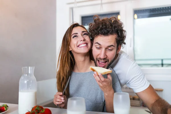 Hermosa Pareja Joven Está Alimentando Entre Sonriendo Mientras Cocina Cocina — Foto de Stock