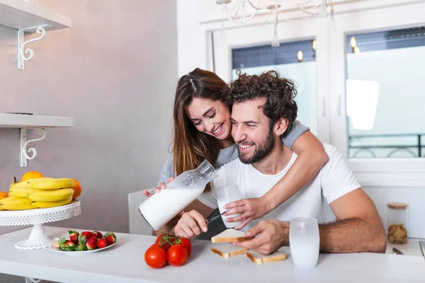 Pareja Joven Romántica Cocinando Juntos Cocina Pasando Buen Rato Juntos — Foto de Stock