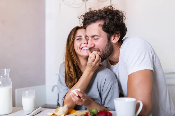 Bela Jovem Casal Está Alimentando Uns Aos Outros Sorrindo Enquanto — Fotografia de Stock