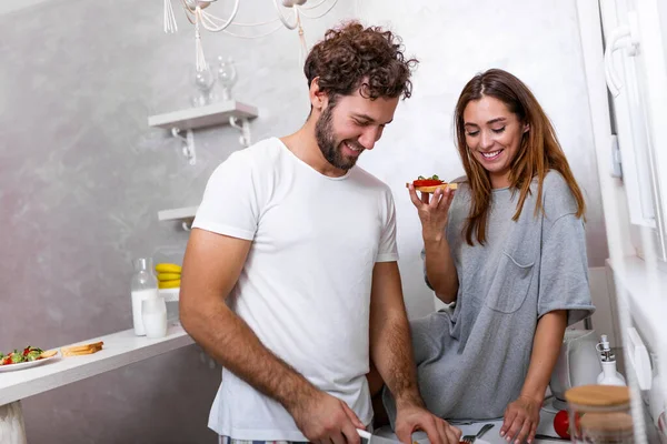 Vegetarianos Femeninos Masculinos Paran Juntos Contra Interior Cocina Preparar Ensalada — Foto de Stock