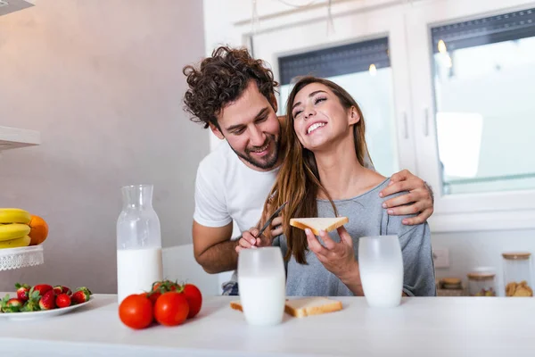 Pareja Joven Romántica Cocinando Juntos Cocina Pasando Buen Rato Juntos — Foto de Stock