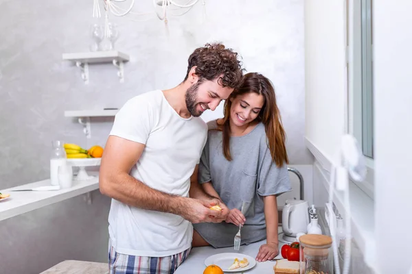 Vegetarianos Femeninos Masculinos Paran Juntos Contra Interior Cocina Preparar Ensalada — Foto de Stock