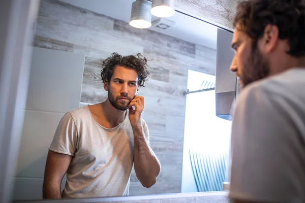 God Morgon Stilig Man Badrummet Som Ser Sig Spegeln Reflektion — Stockfoto