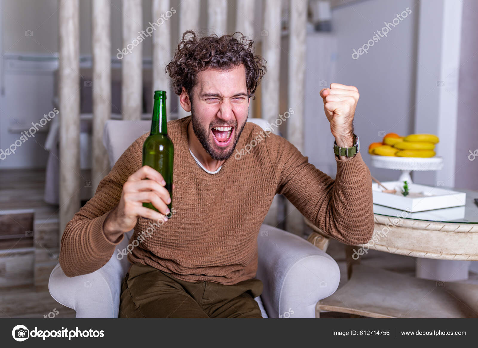 Spændt Fyr Sidder Sofa Have Fodbold Sport Lykke Mennesker Koncept —  Stockfoto © royalty #612714756, image size:1600x1167