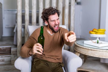 Bastır takım, bastır! Gerçek hayran hiçbir maçı kaçırmaz. Spor, mutluluk ve insanların konsepti. Televizyonda spor izleyen ve evdeki takımı destekleyen gülümseyen adam. Haydi, takım, haydi!!