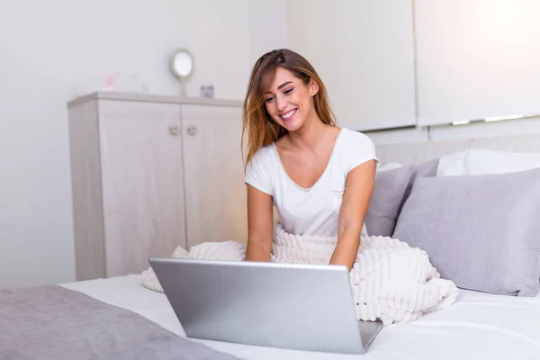 Красива Жінка Розслабляється Ліжку Використовуючи Ноутбук Комп Ютера Красива Жінка — стокове фото